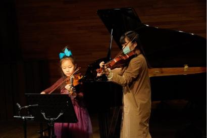 Patty Music Studio🎼/新莊音樂工作室 - 音樂會上與學生合奏