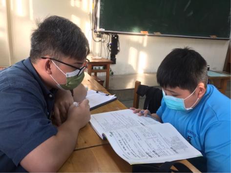 張老師 - 協助國二學生解國文科閱讀題組