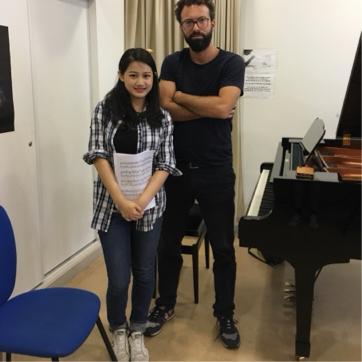 簡老師內湖音樂工作室（到府有合作老師，也可參加發表會） - 於巴黎接受Simon Zaoui鋼琴家指導