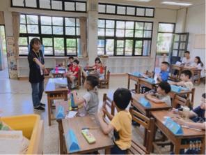 曾晴 - 低年級班上課