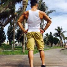 健身籃球教練 - 出外旅遊一件背心一件短褲夠吸睛吧!? 健身籃球教練 - 出外旅遊一件背心一件短褲夠吸睛吧!?