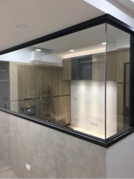 史密斯設計有限公司 - L型黑鐵造型玻璃牆