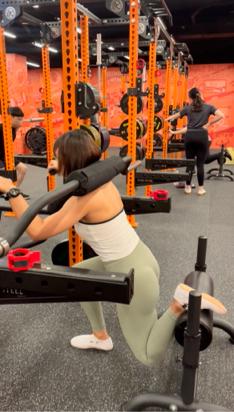 Phoebe - 長壽槓-後腳抬高蹲，針對單邊的腿部訓練。