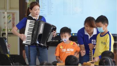 胡乃文 - 與樂團一起到偏鄉小學，教學式演出