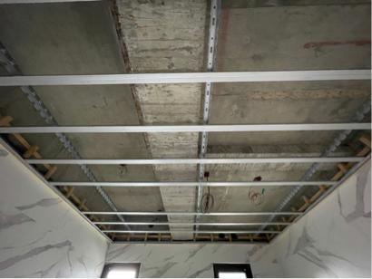 鴻億興企業有限公司 - 傳統式的木角材在面對廁所濕氣時容易變質、變形，在安全上有很大的隱憂
上圖所示為鍍鋅骨架！既防震又耐潮濕！是在面對大範圍潮氣時的好選擇～