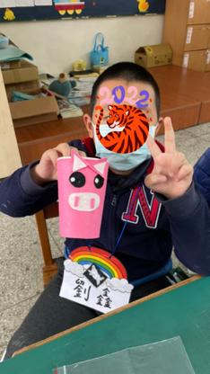 孫琦 - 上環保課程時做的環保紙杯筆筒！