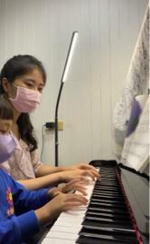 采儒老師音樂課 - 加入伴奏使學生感受曲目的趣味性和了解鋼琴音響的多樣性