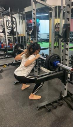 賴妤捷 - 先天性結構缺陷（中度脊椎側彎、扁平足），應該先學會穩定再強化，而不是直接放棄訓練。