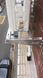 Panda冷氣工作室 - 室外機白鐵架安裝。外牆危險施工