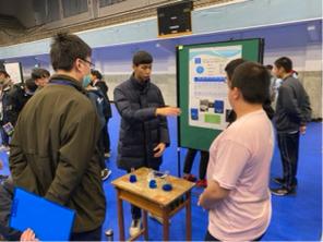 林老師 - 於校簡報研究成果照