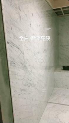 鑫勝大理石工程有限公司 檯面 地坪 牆面 門檻安裝 - 顏家廁所牆面