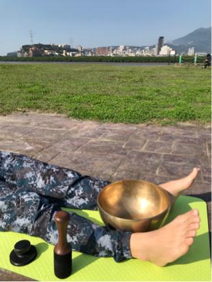 Linda 瑜珈 - 哈達正位流動修復 - 透過振動，讓身體深度放鬆