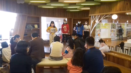 戴芯怡 - 這是我到圖書館當志工念英語繪本給小朋友們的照片，我和同學們一起準備字卡，製作自己的英語繪本，並在活動過程中融入小遊戲，幫助小朋友們更熟悉英語單字。