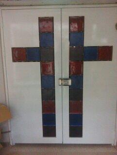 周致立 - 基督教禮堂  有十字樣式訂製門 內崁特殊玻璃磚