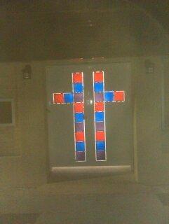 周致立 - 基督教禮堂  有十字樣式訂製門 內崁特殊玻璃磚 開燈後視覺上的一景