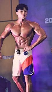 李毅珉 - WNBF 國際自然健美比賽 
公開季軍 新秀冠軍