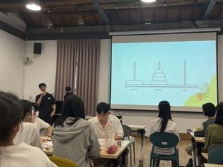 張百鴻 - 成大與台南女中合辦的設計思考工作坊
我擔任助教，教授設計思考，帶領高中生實作。