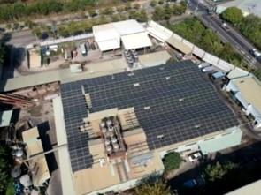 台灣能源科技股份有限公司 - 台中裕隆食品案場: 案場浪板結構老舊，故模組支架選擇設改在原建物鋼構上，此施作工法難度高且結構強度強。
