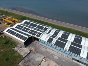 台灣能源科技股份有限公司 - 鹿港今騰: 此案場地點風速較大，氣候易使鋼構材料腐蝕，故特選用抗腐蝕材料施工，克服案場施工障礙。
