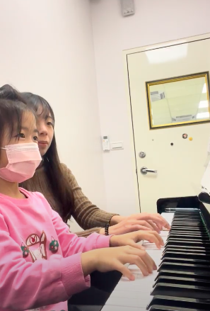 鄭宜芬 - 與學生四手聯彈❣️幼稚園大班的妹妹初學不到半年～