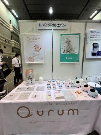 chika chao - 展場隨行口譯時的照片