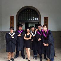 張老師 - 在台大的最後一張畢業照 背景剛好遇到目前已經是舞台劇明星的姚坤君老師