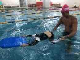 海豚游泳教練 - 