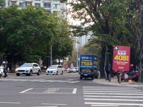 順貴廣告社（廣告手舉牌） - 採用鮮明的色彩和高對比字體，使廣告內容在遠距離和各種光線下都易於辨認。