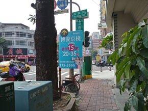 順貴廣告社（廣告手舉牌） - 採用鮮明的色彩和高對比字體，使廣告內容在遠距離和各種光線下都易於辨認。