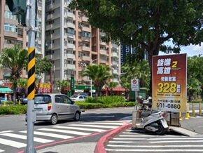 順貴廣告社（廣告手舉牌） - 採用鮮明的色彩和高對比字體，使廣告內容在遠距離和各種光線下都易於辨認。