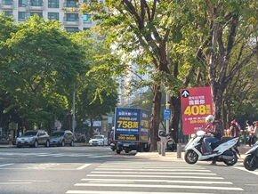 順貴廣告社（廣告手舉牌） - 採用鮮明的色彩和高對比字體，使廣告內容在遠距離和各種光線下都易於辨認。