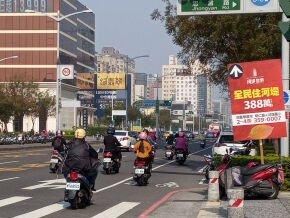 順貴廣告社（廣告手舉牌） - 採用鮮明的色彩和高對比字體，使廣告內容在遠距離和各種光線下都易於辨認。