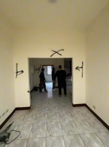 元昌工程有限公司 - 走廊拓寬，牆上記號