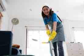 外勞打工 - 拖地