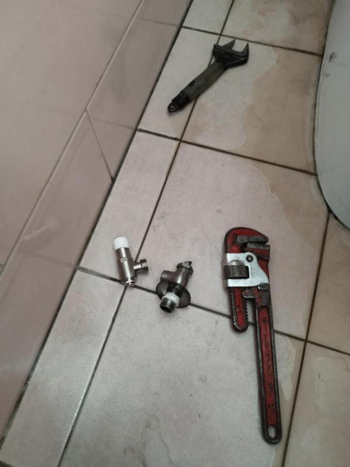 周昆興 - 馬桶進水閥修繕（施工中）