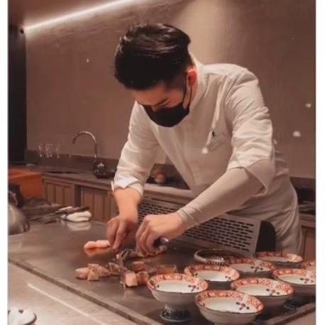 提供日本料理吃到飽服務的專家Johnny Kuo