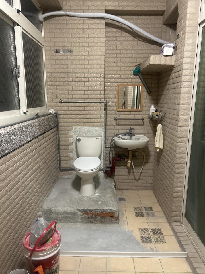 廁所隔間案件圖片