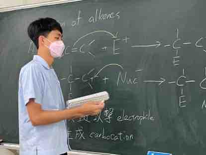 陳道勤 - 高中讀書會上台講解照片