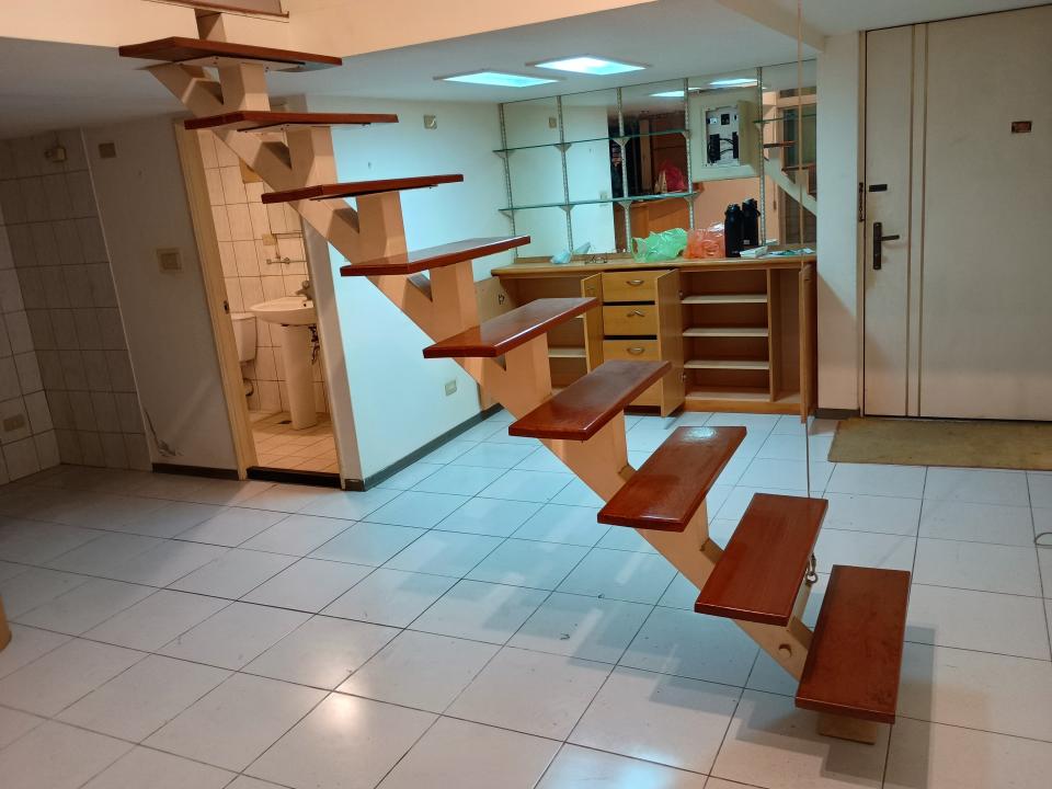 樓梯扶手案件圖片