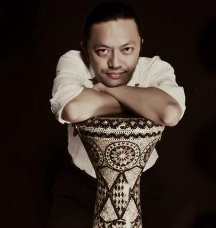 何東翰 - 擅長打擊樂器
阿拉伯鼓、Tablah、Sombati、Riq、木箱鼓、非洲鼓、Frame Drum  、鈴鼓