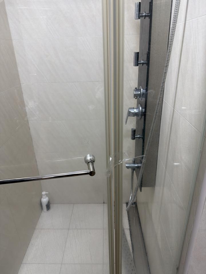 淋浴拉門安裝維修案件圖片