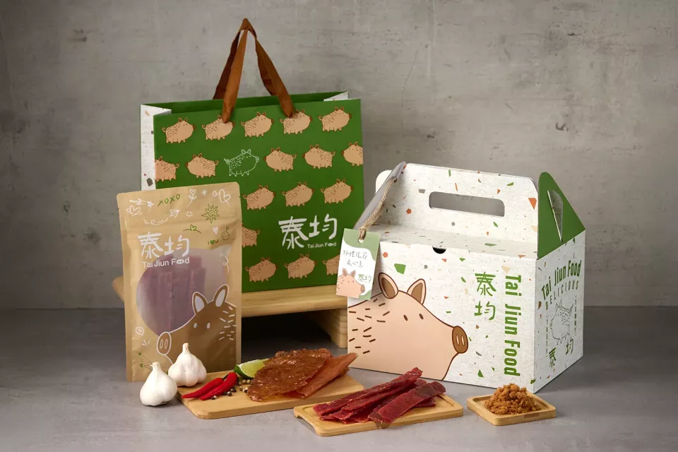 梧同設計 WuTong Design - 提盒包裝採用厚實瓦楞紙材，搭配柔和的自然色彩與馬賽克彩點紙紋，帶出品牌天然、無添加的產品印象。 實用面上更貼心設計「ㄇ字板」結構，可根據不同內含販售包數調整內部空間，讓包裝同時具備彈性與美觀。 