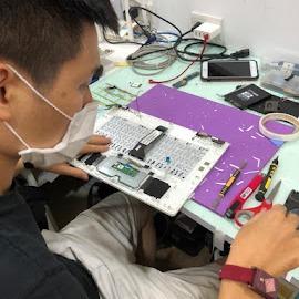 提供螢幕電池服務的專家小吳