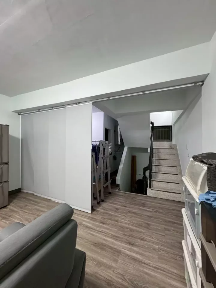 彭靖揚 - 片簾，可以隔出小空間，辦公不會被打擾