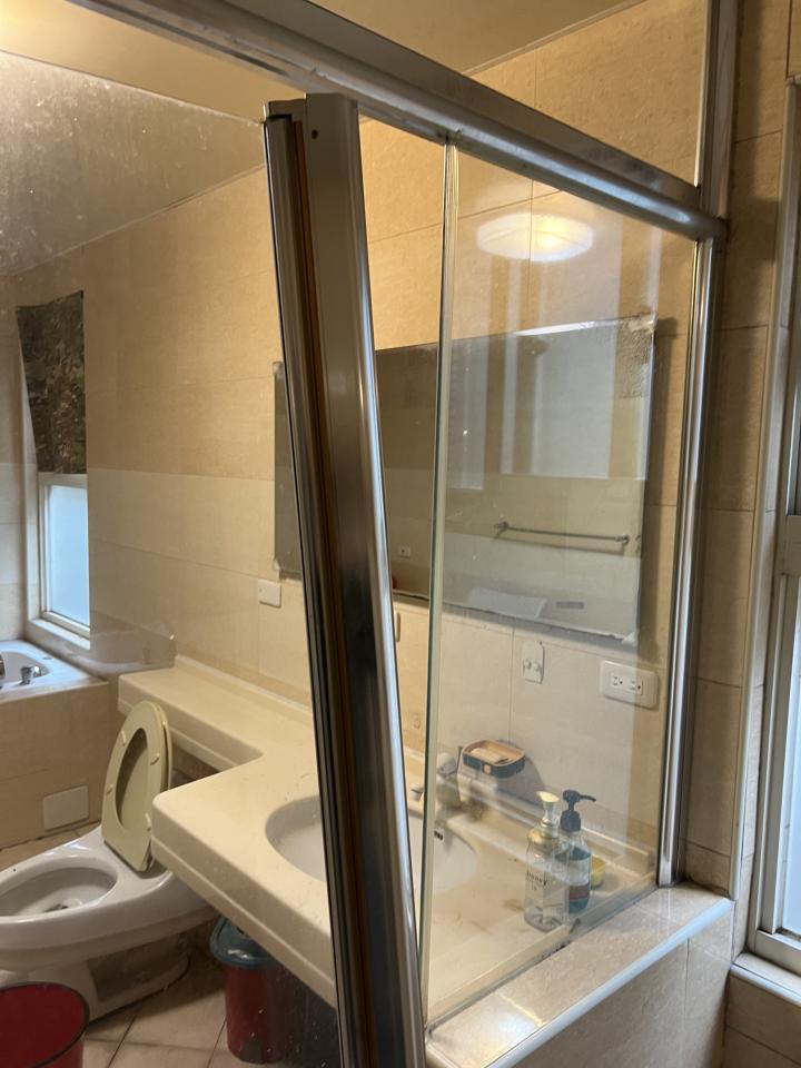 淋浴拉門安裝維修案件圖片