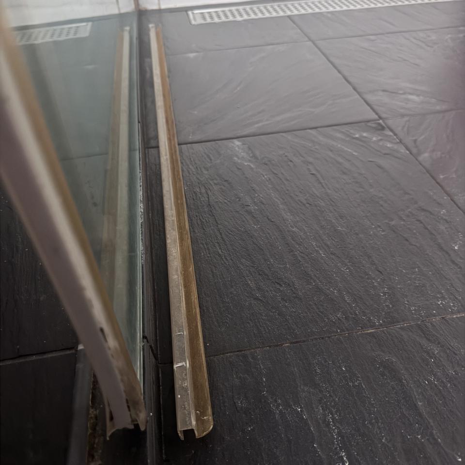 淋浴拉門安裝維修案件圖片