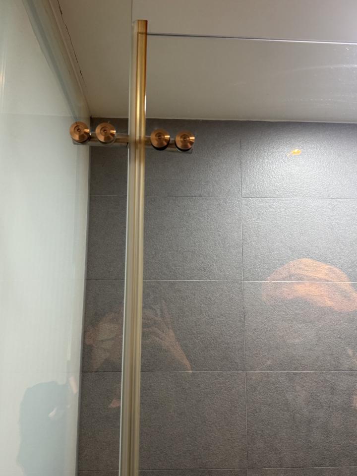 淋浴拉門安裝維修案件圖片