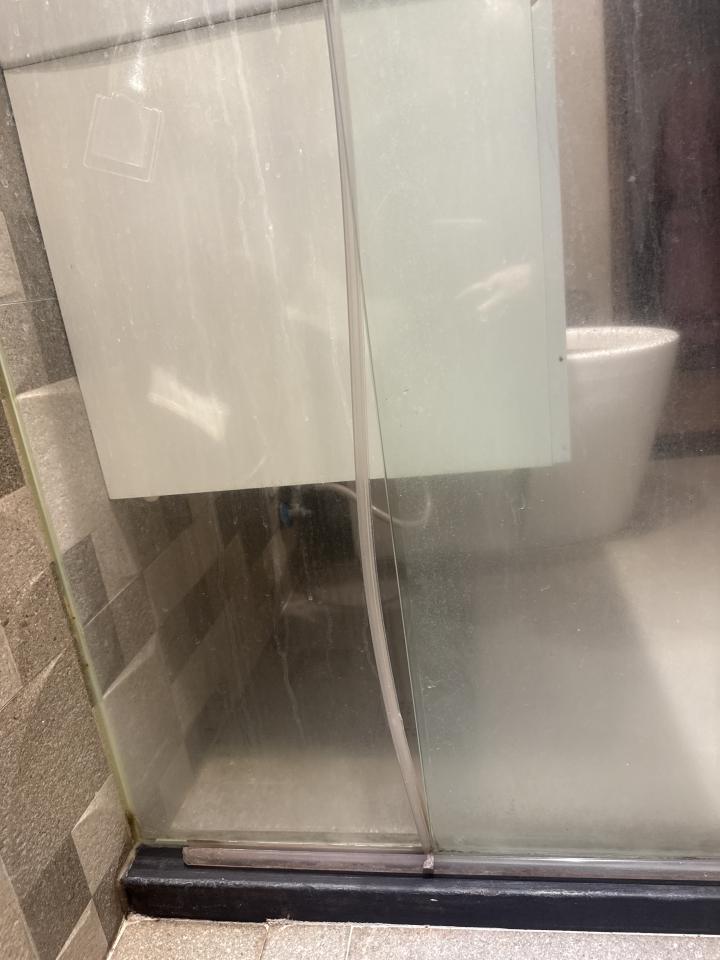 淋浴拉門安裝維修案件圖片