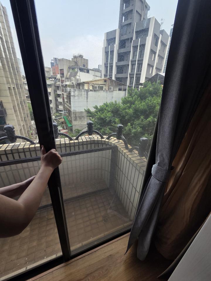 陽台紗網安裝案件圖片