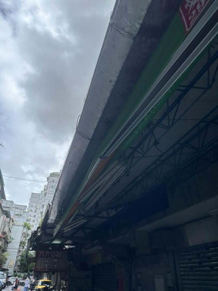 屋簷排水槽施工案件圖片